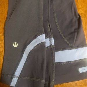 3 PAIRS— LULU-LEMON CAPRI TIGHTS IN MINT CONDITION